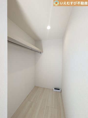 GRAFARE　行田市持田2期の収納|たっぷりの収納力を備えたウォークインクローゼット
たくさん収納できるので季節物やかさばるバッグなども片付きます♪