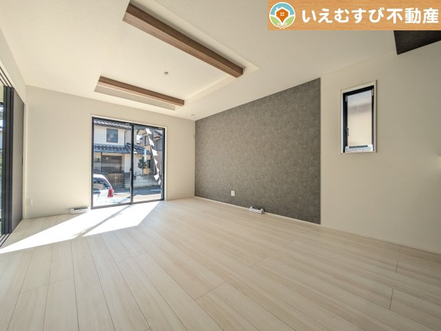 GRAFARE　行田市持田2期の居間・リビング|開放感と家族との距離感にこだわったＬＤＫ
開放的な折り上げ天井のリビングで家族みんなでくつろげそうですね♪