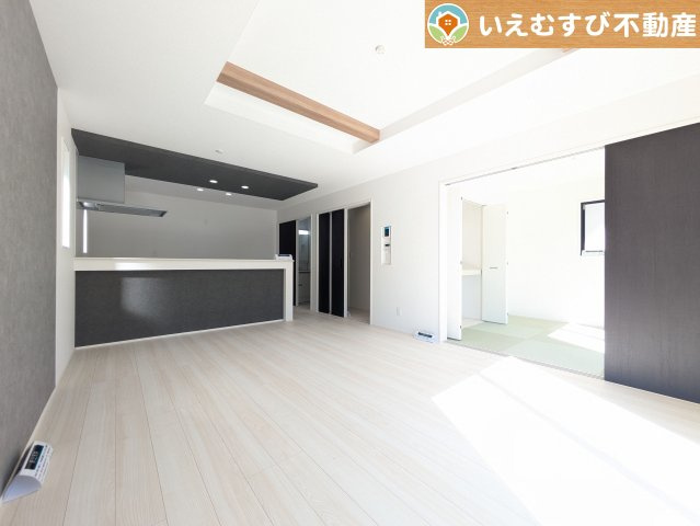 GRAFARE　行田市持田2期の居間・リビング|開放感と家族との距離感にこだわったＬＤＫ
採光たっぷりのリビングで休日には家族みんなでくつろげそうですね♪