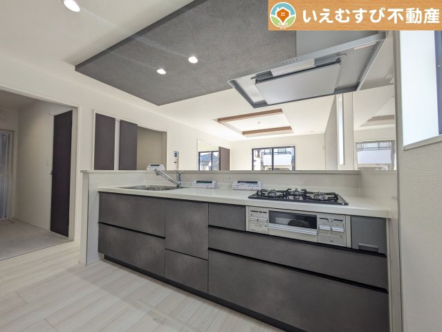 GRAFARE　行田市持田2期のキッチン|機能性収納性に溢れるキッチン
収納もたっぷり付いていてすっきり片付く！毎日楽しくお料理が出来そうです！