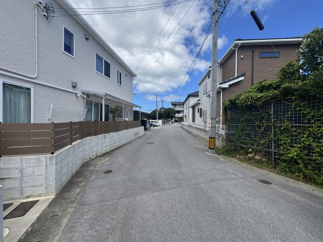 うるま市西原（全4棟）3号棟の前面道路含む現地写真|※南側公道5.9m～6.3m♪