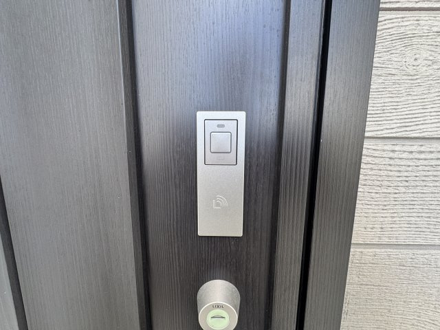 うるま市西原（全4棟）3号棟の玄関|3号棟　スマートキー付き♪