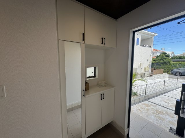 うるま市西原（全4棟）3号棟の玄関|3号棟　十分な収納付き玄関♪
