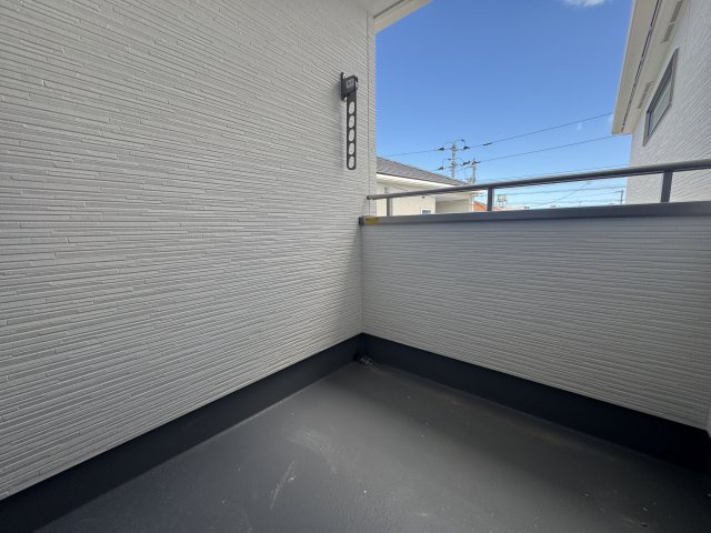 うるま市西原（全4棟）3号棟のバルコニー|3号棟　2階ホールより出入り可能なインナーバルコニー♪（バルコニー2ヶ所）