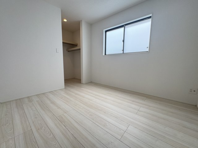 うるま市西原（全4棟）3号棟の洋室|3号棟　洋室5.25帖＋WIC付き♪（WIC×2部屋）