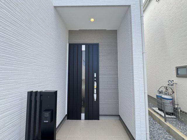うるま市西原（全4棟）3号棟の玄関|3号棟　スマートキー付き♪