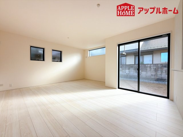[新築住宅] 深谷市見晴町 第1 全1棟の居間・リビング|広々リビング×対面キッチンで家族の会話も弾みます♪家族団らんの秘訣は間取りにあり☆夢のマイホームを一緒に叶えましょう！