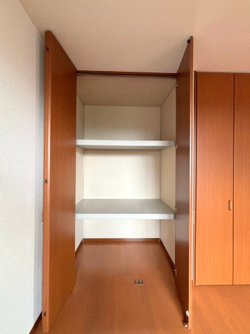 MメゾンEの収納|南側にある6.6帖の洋室です。収納スペースも豊富です。