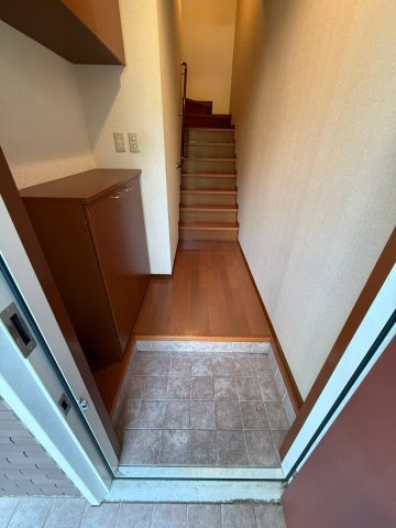 MメゾンEの玄関|収納もある玄関です