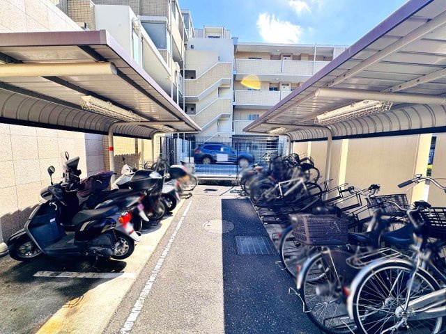 【その他】 | ゼファーヒルズ成増（成増店） | 【駐輪場】月額300円。
【ミニバイク置場】月額1500円。
※空き状況は管理会社に要確認。