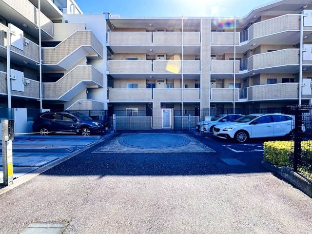 【駐車場】 | ゼファーヒルズ成増（成増店） | 月額14000円～21000円
※空き状況は管理会社に要確認。