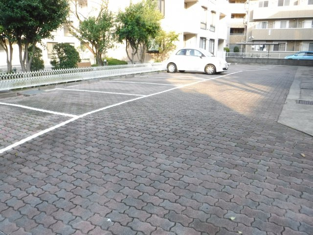 ビラ・ジュニペラスC棟の駐車場