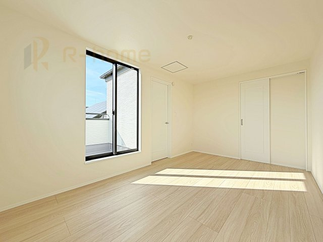流山市西平井　新築戸建て　A号棟の洋室|収納便利なウォークインクローゼット付きの洋室♪
明るく風通しの良いお部屋です♪