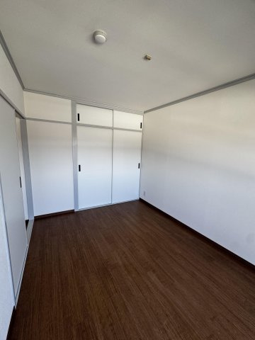 スカイマンション諸岡の洋室