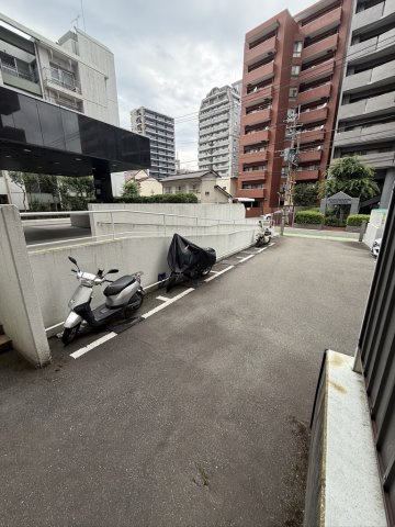 西公園ツインタワーの駐車場