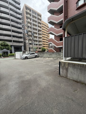 西公園ツインタワーの駐車場