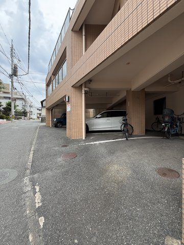 ダイナコート六本松の駐車場