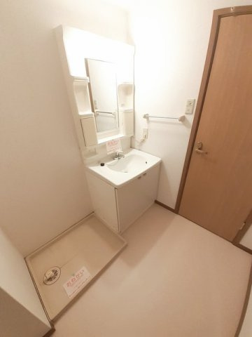 コーポフォレストＡの洗面所|明るい洗面所です