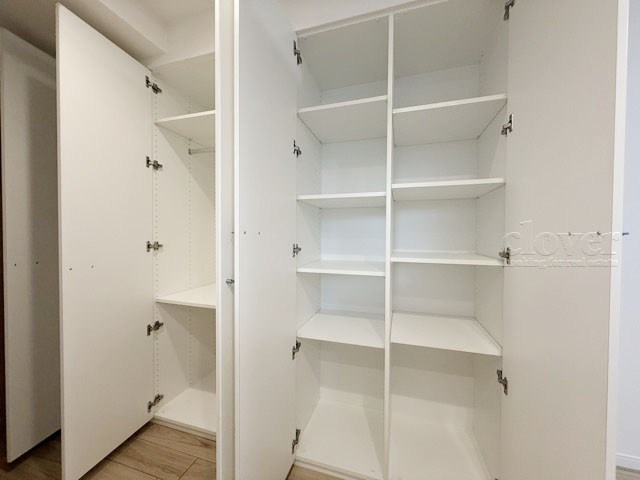 【収納】 | 新橋プラザビル | 大型でトールタイプのシューズボックスを配しました。棚板は可変式になっており、たくさんの靴のほか、小物も収納できるゆとりがあります。～即日のご見学可能～　お問合せはお気軽にどうぞ。
