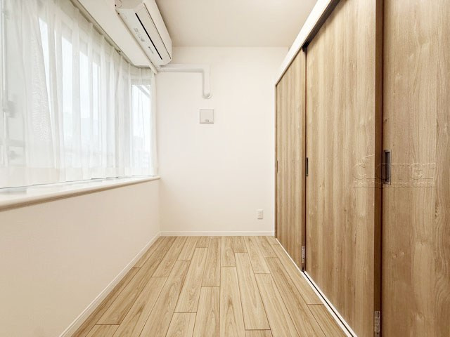 【洋室】 | 新橋プラザビル | 窓から明るい光が差し込む洋室。ベッドを置いて個人居室にする場合は、多くの時間を過ごすことになる空間です。使い勝手や落ち着きを想像してください。～即日のご見学可能～　お問合せはお気軽にどうぞ。
