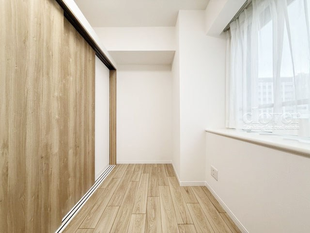 【寝室】 | 新橋プラザビル | ベッドルームとして使うか、あるいは収納として使うか、洋室を見るときは具体的な用法や家具配置などをぜひご想像ください。～即日のご見学可能～　お問合せはお気軽にどうぞ。
