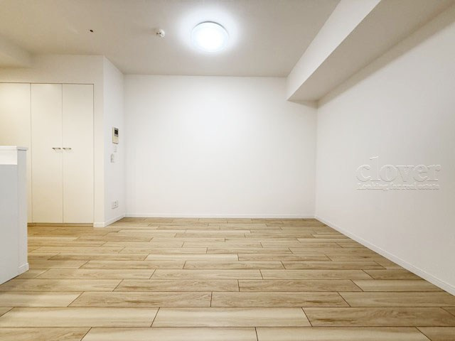 【居間・リビング】 | 新橋プラザビル | ゆったりと過ごせるよう機能的にデザインされたLDK（リビング・ダイニング・キッチン）の様子。その明るさや奥行きを感じてください。～即日のご見学可能～　お問合せはお気軽にどうぞ。
