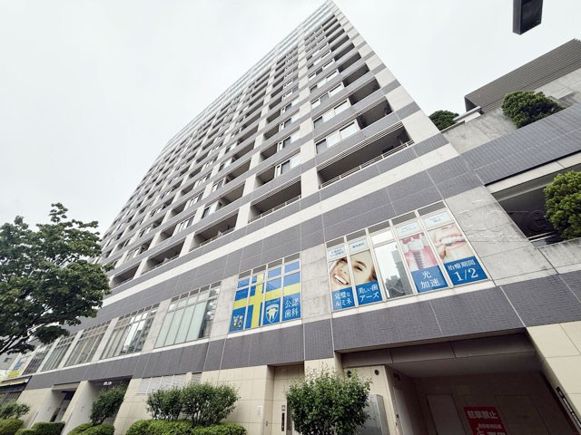 【外観】 | 新橋プラザビル | 私たち不動産業スタッフは、よく「いい面構えの建物です」「雰囲気ありますねえ」という言葉を使いますが、当マンションもまさにそのような姿で佇んでいます。～即日のご見学可能～　お問合せはお気軽にどうぞ。
