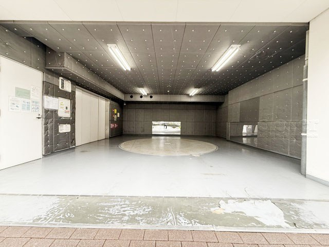 【駐車場】 | 新橋プラザビル | マンションの駐車場スペース。空きの有無や駐車料金、サイズ規定などについては、改めてお問い合わせください。～即日のご見学可能～　お問合せはお気軽にどうぞ。
