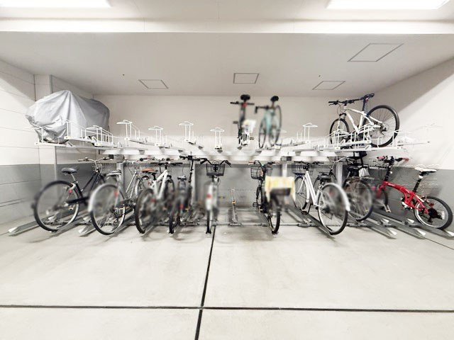 【駐輪場】 | 新橋プラザビル | 自転車置き場。マンションの共用部にあたります。空きの有無や駐輪料金、各戸の台数制限などについては、改めてお問い合わせください。～即日のご見学可能～　お問合せはお気軽にどうぞ。

