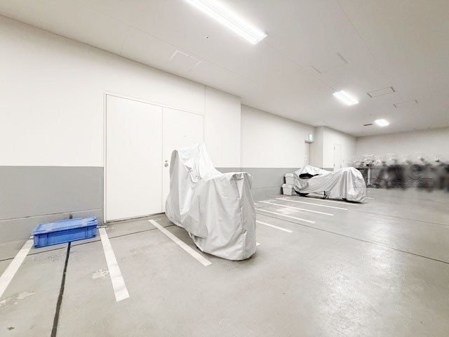 【駐車場】 | 新橋プラザビル | バイク置き場。空き区画の有無や駐輪料金、サイズおよび排気量規定などについては、改めてお問い合わせください。～即日のご見学可能～　お問合せはお気軽にどうぞ。
