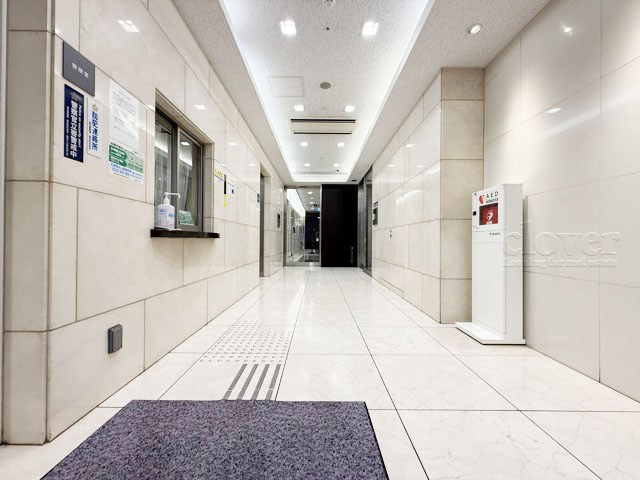 【ロビー】 | 新橋プラザビル | 広々としたエントランスホール。入口の門をくぐった先にある、開放感と清潔感をあわせもつ空間です。お客様をお出迎えする際の、ロビーの役割も果たします。～即日のご見学可能～　お問合せはお気軽にどうぞ。
