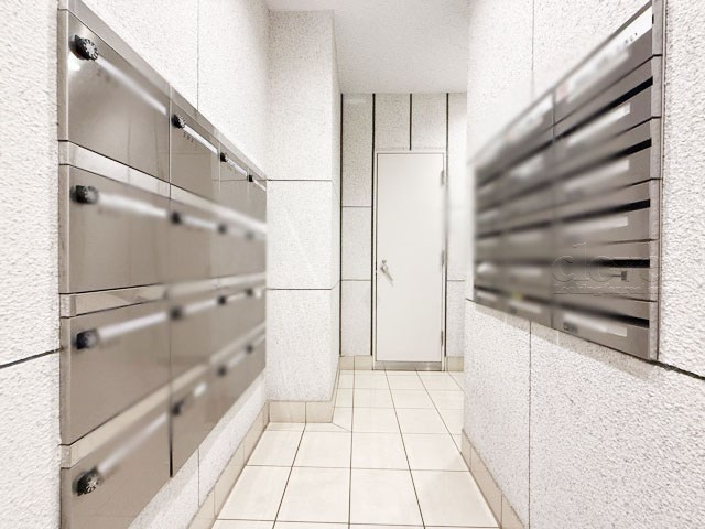 【設備】 | 新橋プラザビル | 郵便物を受け入れる住民共用のポスト。「集合ポスト」とも呼びます。ここもまた、マンションの「顔」のひとつです。～即日のご見学可能～　お問合せはお気軽にどうぞ。

