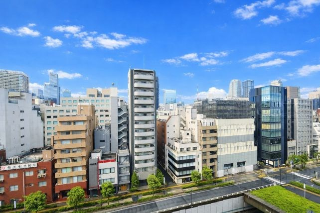【展望】 | 新橋プラザビル | 眼前に広がる空の雄大さと、このお部屋の自慢の一つである「眺望」をご覧ください。毎日、この景色を独り占めできる新生活に夢が広がります。～即日のご見学可能～　お問合せはお気軽にどうぞ。
