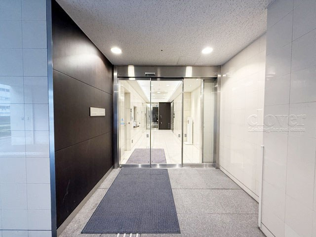 【エントランス】 | 新橋プラザビル | お客様を、そして住人を出迎えてくれるマンションのエントランス。ゴミが落ちていないことからも、管理状態の良さや住民の節度の高さが見て取れます。～即日のご見学可能～　お問合せはお気軽にどうぞ。
