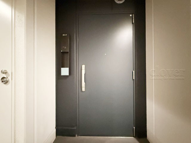 【その他共用部分】 | 新橋プラザビル | 皆様をお迎えする、お部屋の玄関ドア。開けやすさや開放角度、ドアノブの操作しやすさや鍵の形状などを、現地で一度ご確認ください。～即日のご見学可能～　お問合せはお気軽にどうぞ。
