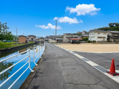 【前面道路含む現地写真】 | 土地　玉島勇崎　全6区画 | 進入路は幅員約4ｍ