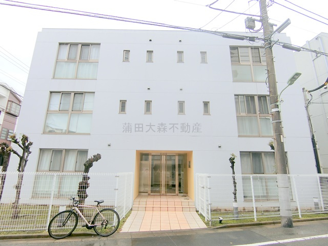 シエールグラン羽田STUDIOの外観|2004年3月築　RC鉄筋コンクリート造地上3階建て総戸数12戸
東京都大田区西糀谷4丁目　京急空港線糀谷駅近最寄り徒歩5分
