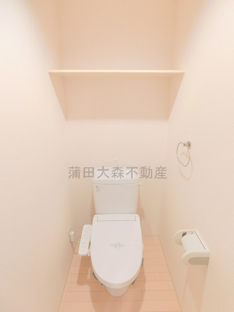 シエールグラン羽田STUDIOのトイレ|棚と温水洗浄便座付きのトイレ