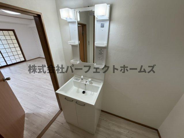 ネオライフ枚方の独立洗面台|朝の支度にも助かる、独立の洗髪洗面化粧台