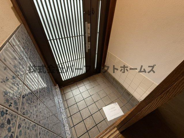 黒原新町テラスハウスの玄関|収納もある玄関です