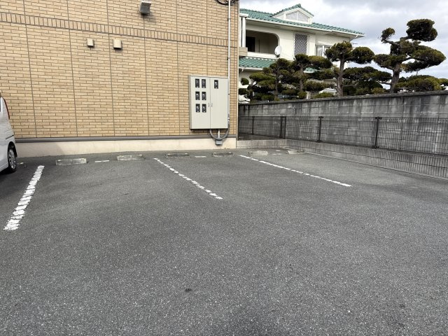 メゾンコートきらりの駐車場