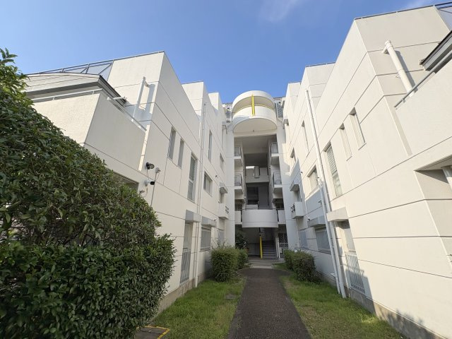 ロイヤルヒルズ東生駒の外観