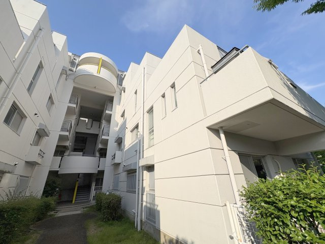 ロイヤルヒルズ東生駒の外観