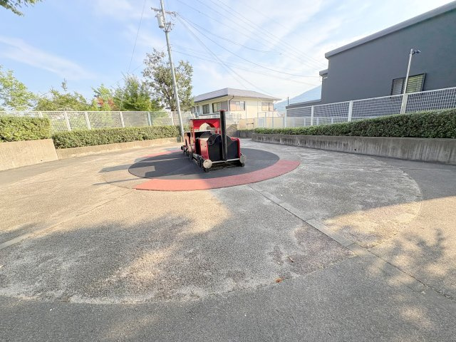 ロイヤルヒルズ東生駒の駐車場