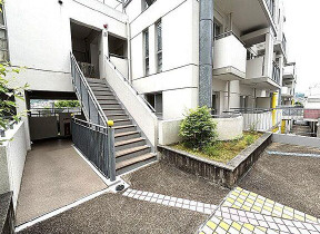 ロイヤルヒルズ東生駒の駐車場