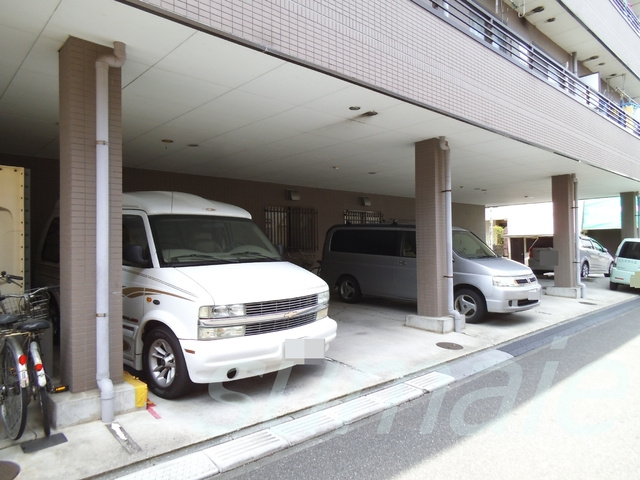 ガーデンパークカタノの駐車場|七基地内駐車場は1万円ですよ！（要空確認）