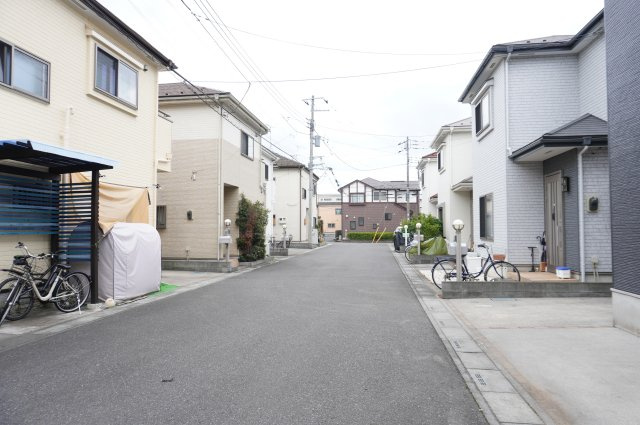 越谷市大字袋山 中古戸建の前面道路含む現地写真