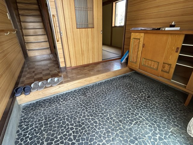 中古戸建　郡山市安積北井2丁目　安積第一小・安積中の玄関|タイル張り、シューズボックス交換、壁天井クロス張替え、照明交換などの予定です！