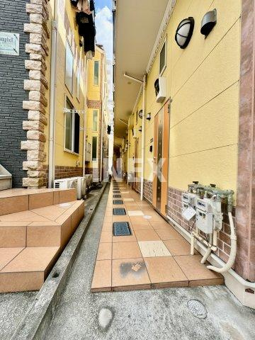 横浜市鶴見区上の宮２丁目のアパートのエントランス