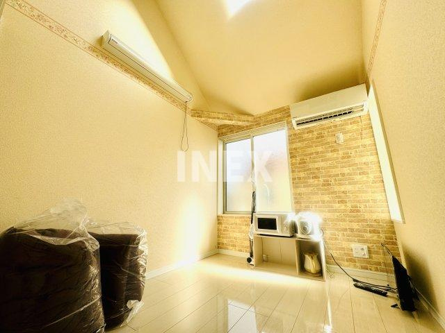 横浜市鶴見区上の宮２丁目のアパートの居間・リビング